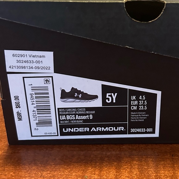 Under Armour Assert running sneakers youth size 5 black New in Box - Picture 3 of 3